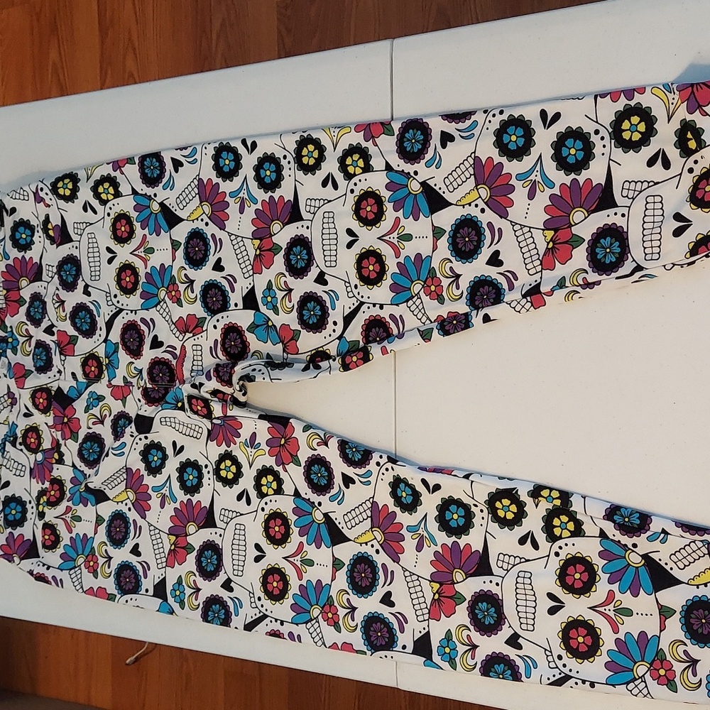 Lularoe TC2 Sugar skull leggings.